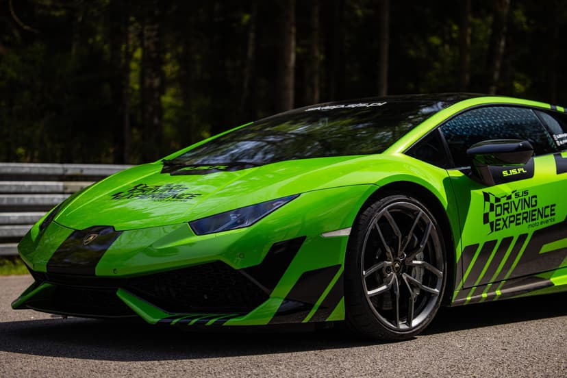 Poprowadź Lamborghini Huracán | 2 okrążenia | Wiele Lokalizacji
