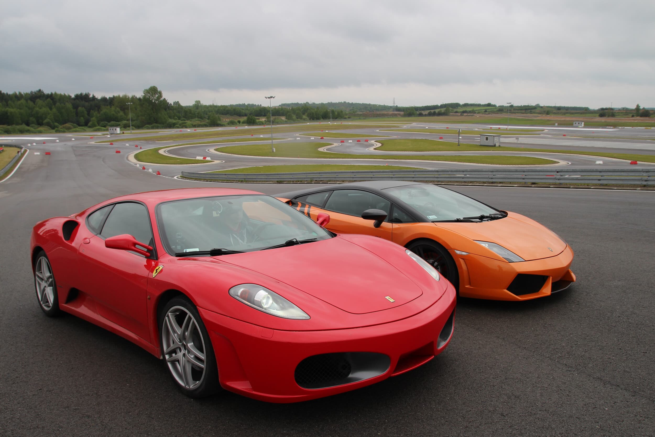 Pojedynek Ferrari vs Lamborghini | 2 okrążenia | Wiele Lokalizacji