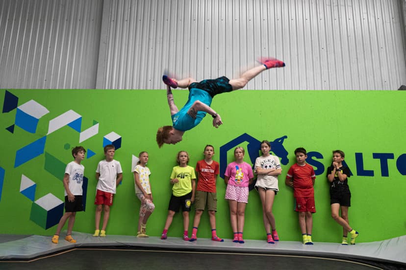 Szalona Zabawa w Parku Trampolin z Trenerem | Łódź