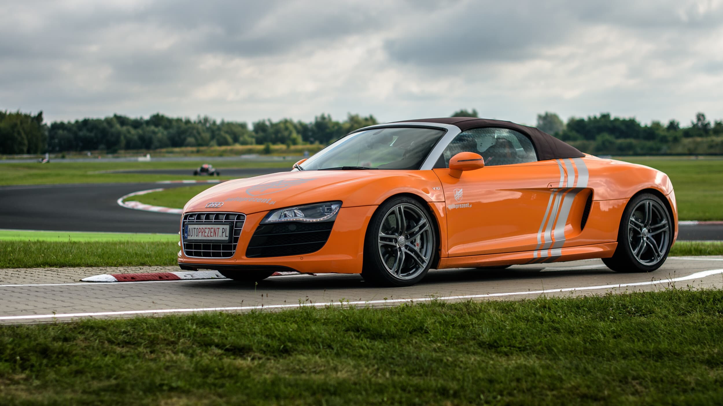 Pojedynek Lamborghini Gallardo vs Audi R8 (2 okrążenia) | Tor Główny | Wyjątkowy Prezent
