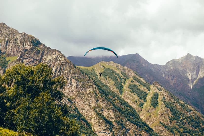Lot Akrobatyczny Paralotnią nad Górami | Wiele Lokalizacji