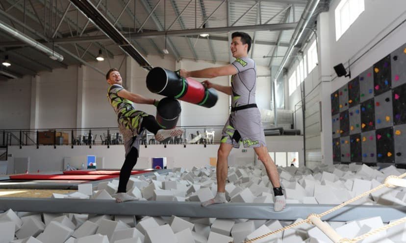 Szalona Zabawa w Parku Trampolin dla Dwojga | Wałbrzych