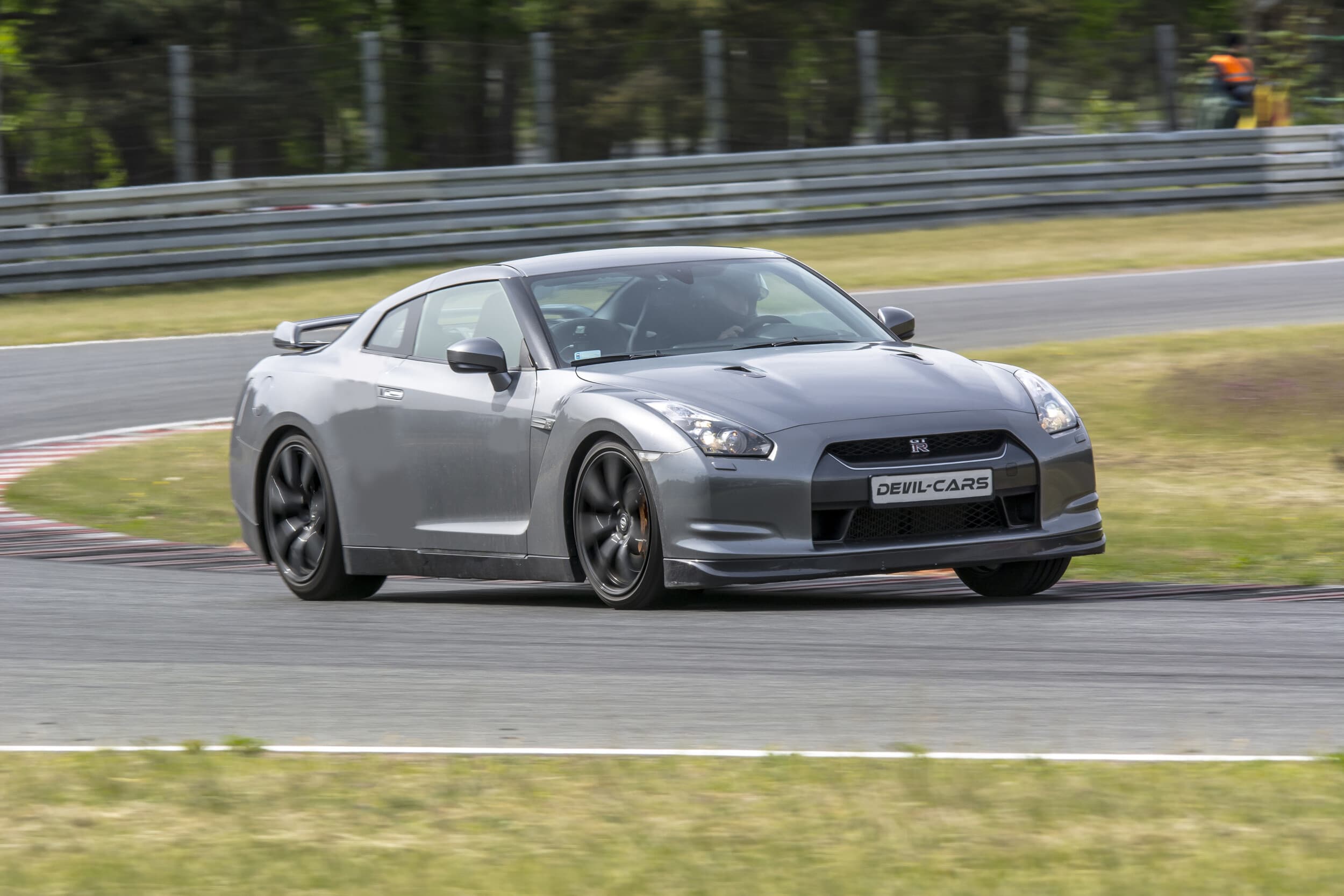Pojedynek Ferrari F430 vs. Nissan GTR | 2 okrążenia | Wiele Lokalizacji | Wyjątkowy Prezent