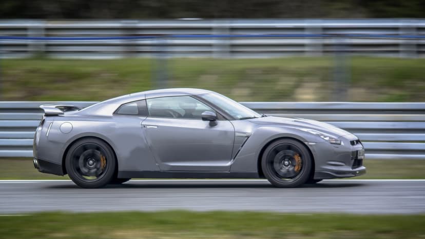 Pojedynek Nissan GTR vs. Ferrari F458 Italia | 2 okrążenia | Wiele Lokalizacji