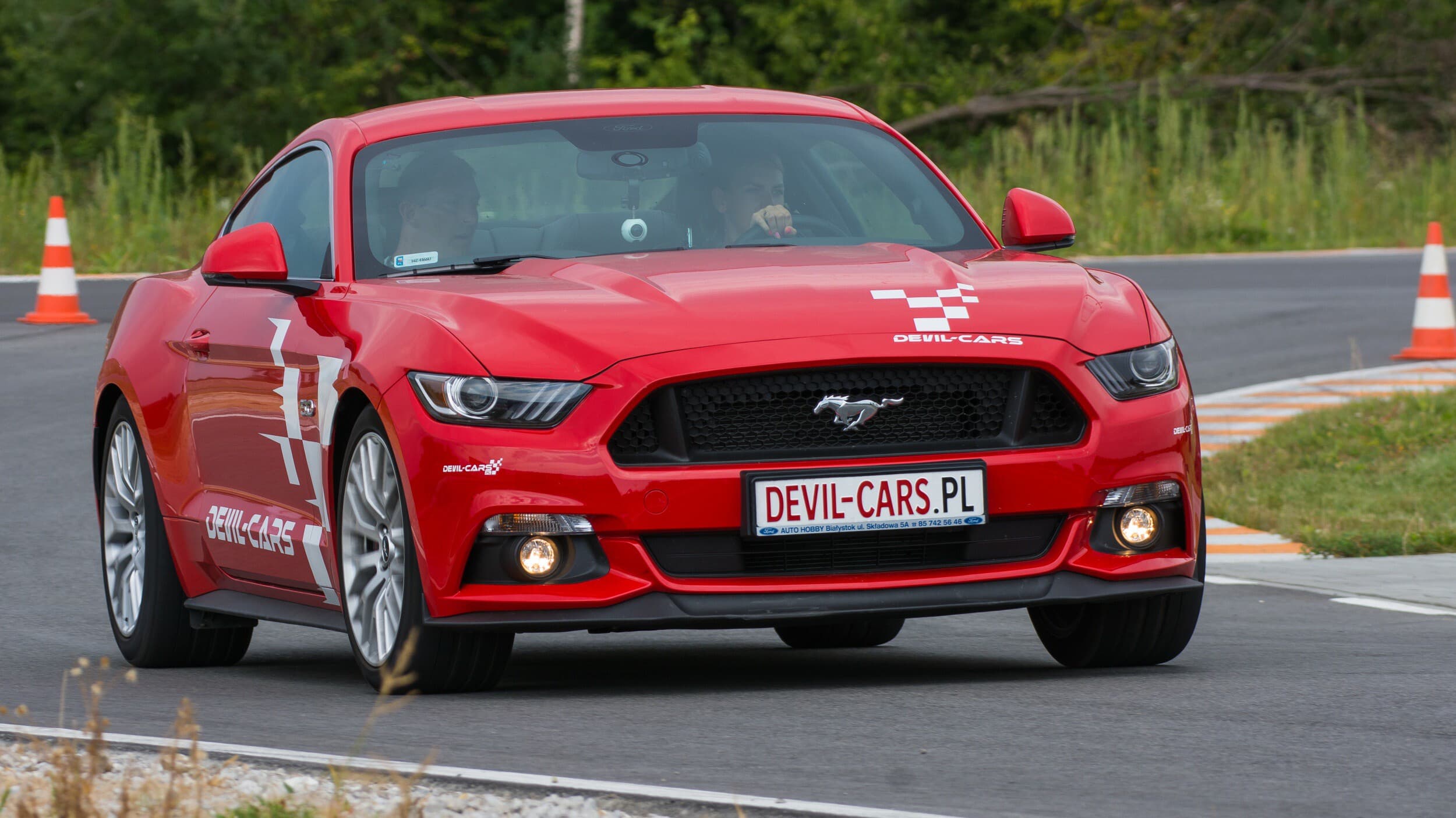 Pojedynek Nissan GTR vs. Ford Mustang | 2 okrążenia | Wiele Lokalizacji | Wyjątkowy Prezent