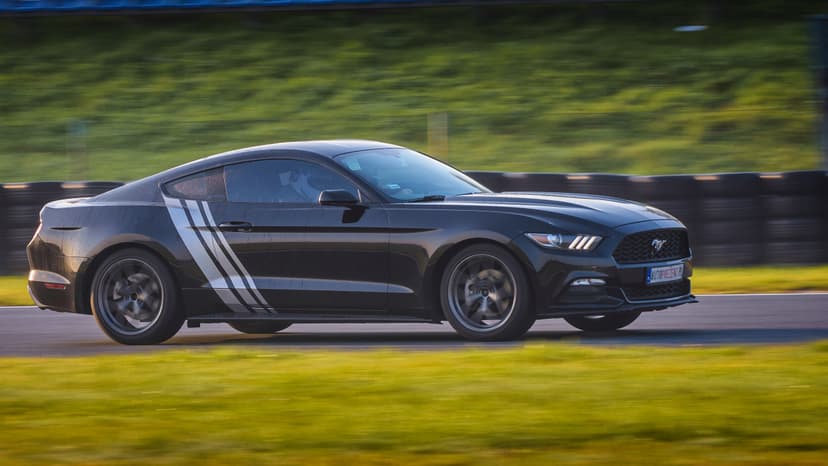 Pojedynek Chevrolet Corvette C7 vs. Ford Mustang | 2 okrążenia | Tor Główny