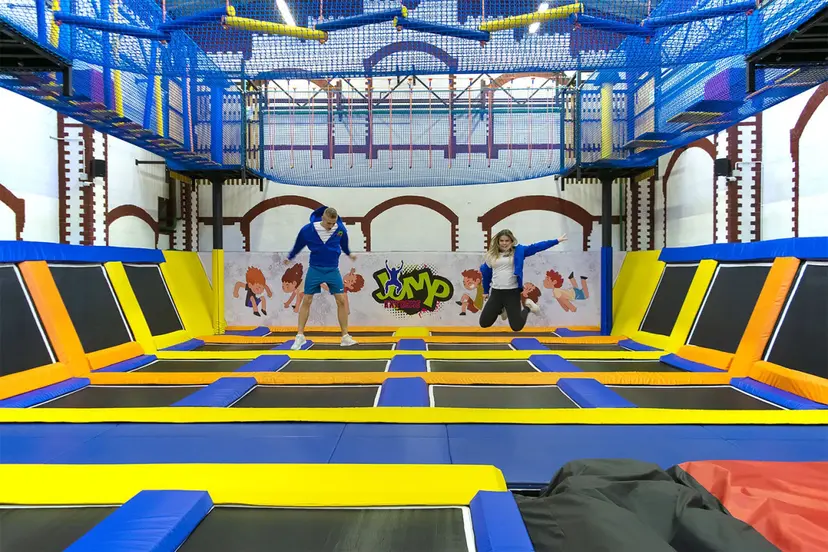 Szalona Zabawa w Parku Trampolin dla Dwojga | Piła