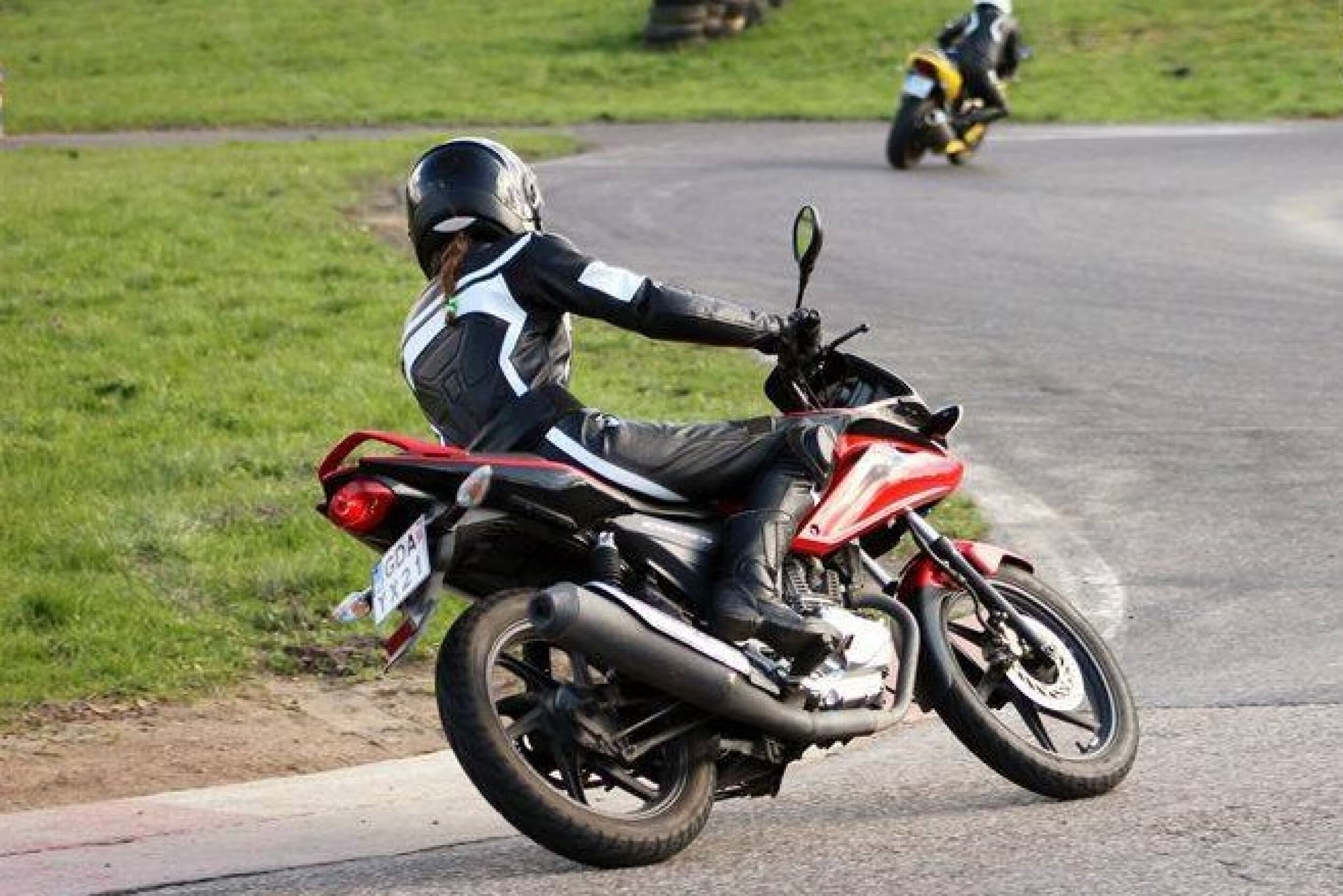 Szkolenie z Doskonalenia Jazdy Własnym Motocyklem | Wiele Lokalizacji | Wyjątkowy Prezent