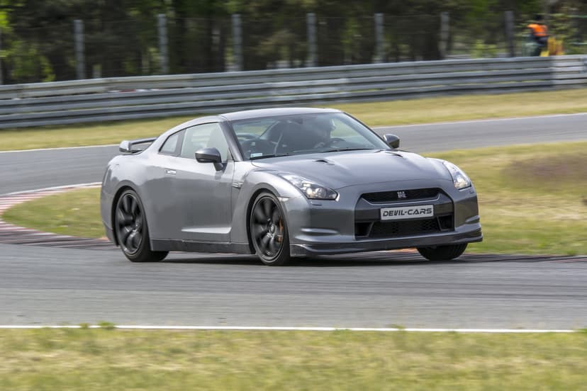 Pojedynek Audi R8 V10 vs. Nissan GTR | 2 okrążenia | Wiele Lokalizacji