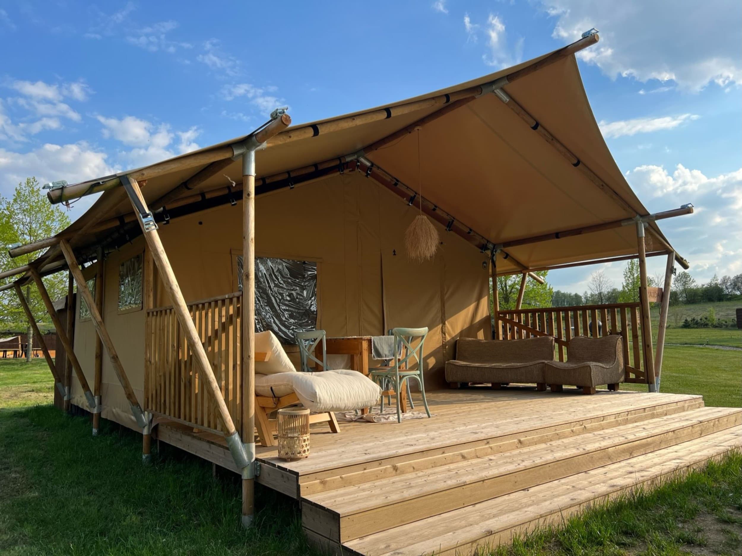 Niezapomniany Pobyt w Namiocie "Safari" 2 Noce, 1-4 Osoby) | Freedolina Glamping | Dormowo | Wyjątkowy Prezent