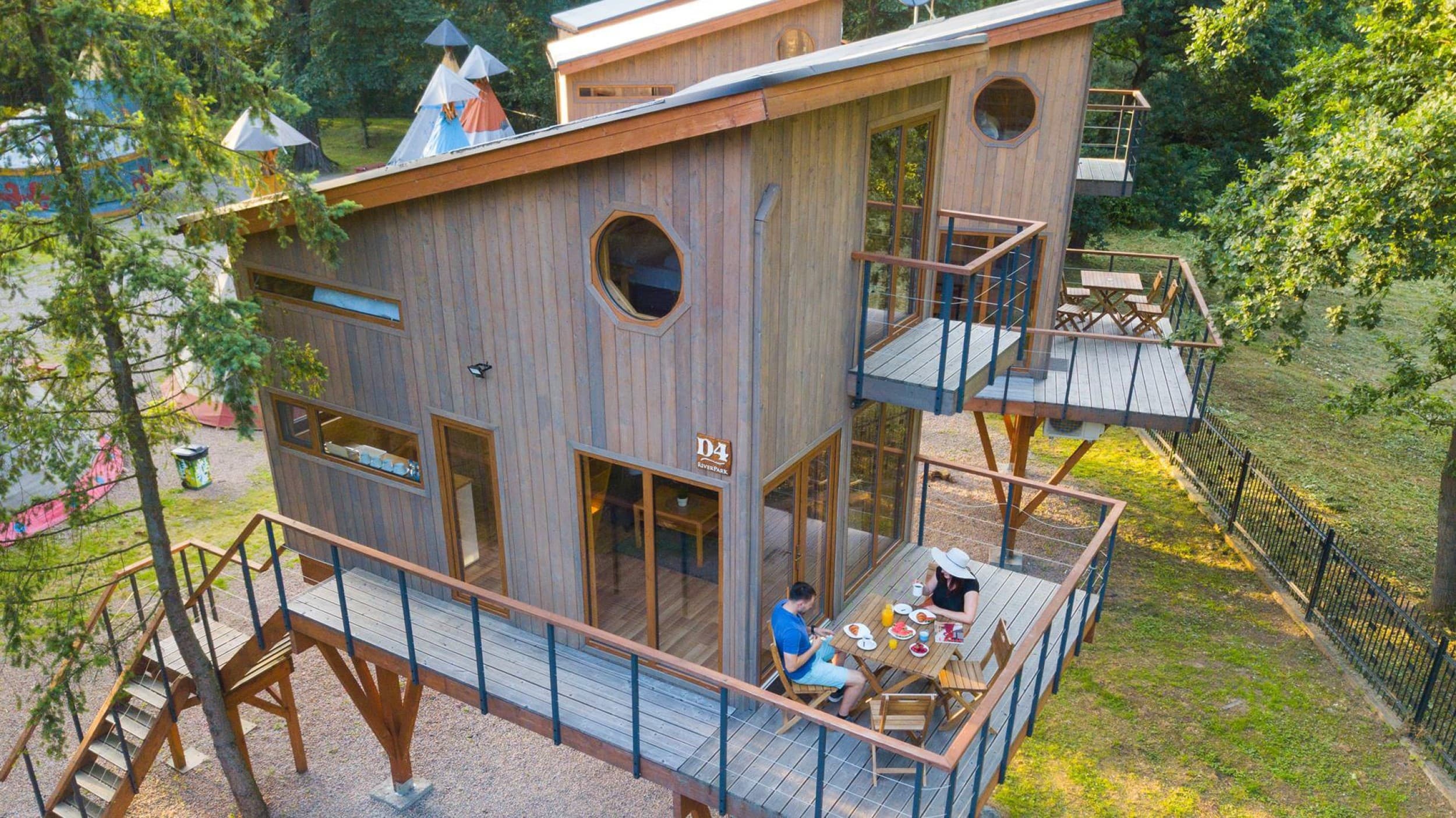 Pobyt w Domku na Drzewie (1 Noc, 1-4 osoby) | River Park | Zator | Wyjątkowy Prezent