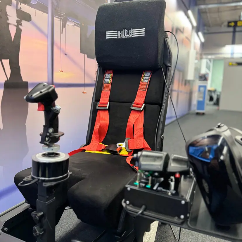 Lot w Symulatorze Myśliwca (15 minut) | Warszawa