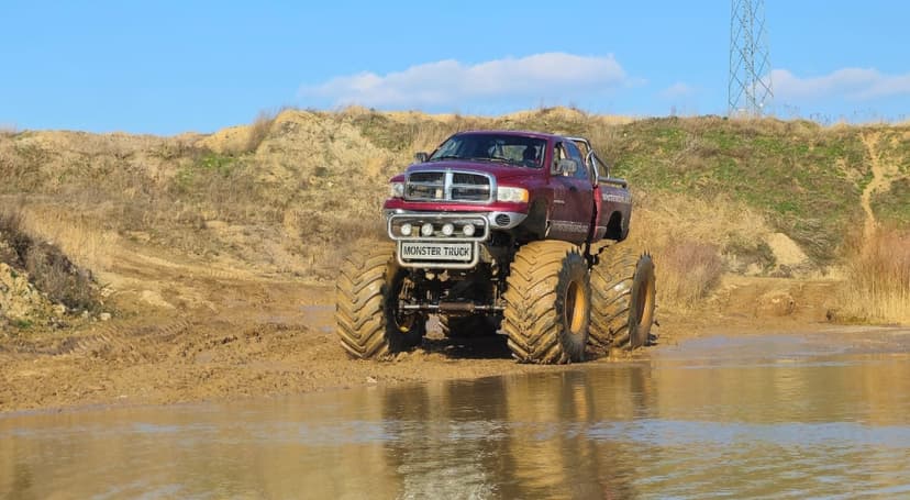Jazda Monster Truckiem dla Rodziny i Przyjaciół (60 minut) | Wiele Lokalizacji