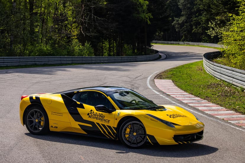 Poprowadź Ferrari 458 Italia | 10 okrążeń | Wiele Lokalizacji