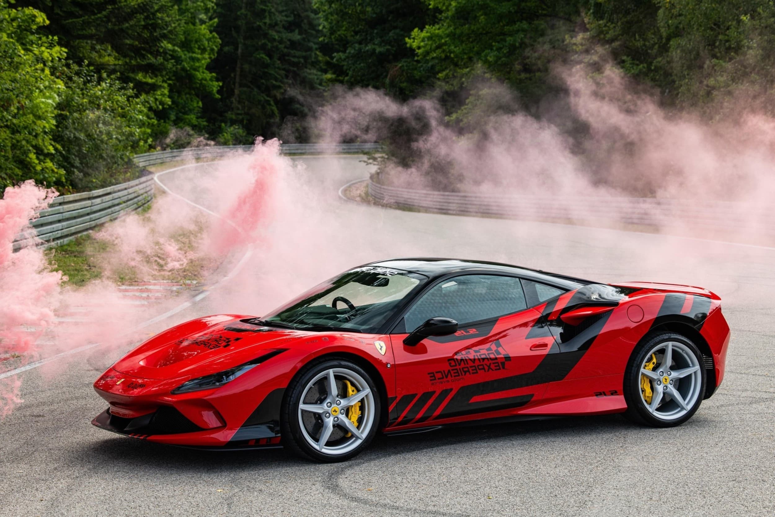 Poprowadź Ferrari F8 | 2 okrążenia | Wiele Lokalizacji | Wyjątkowy Prezent