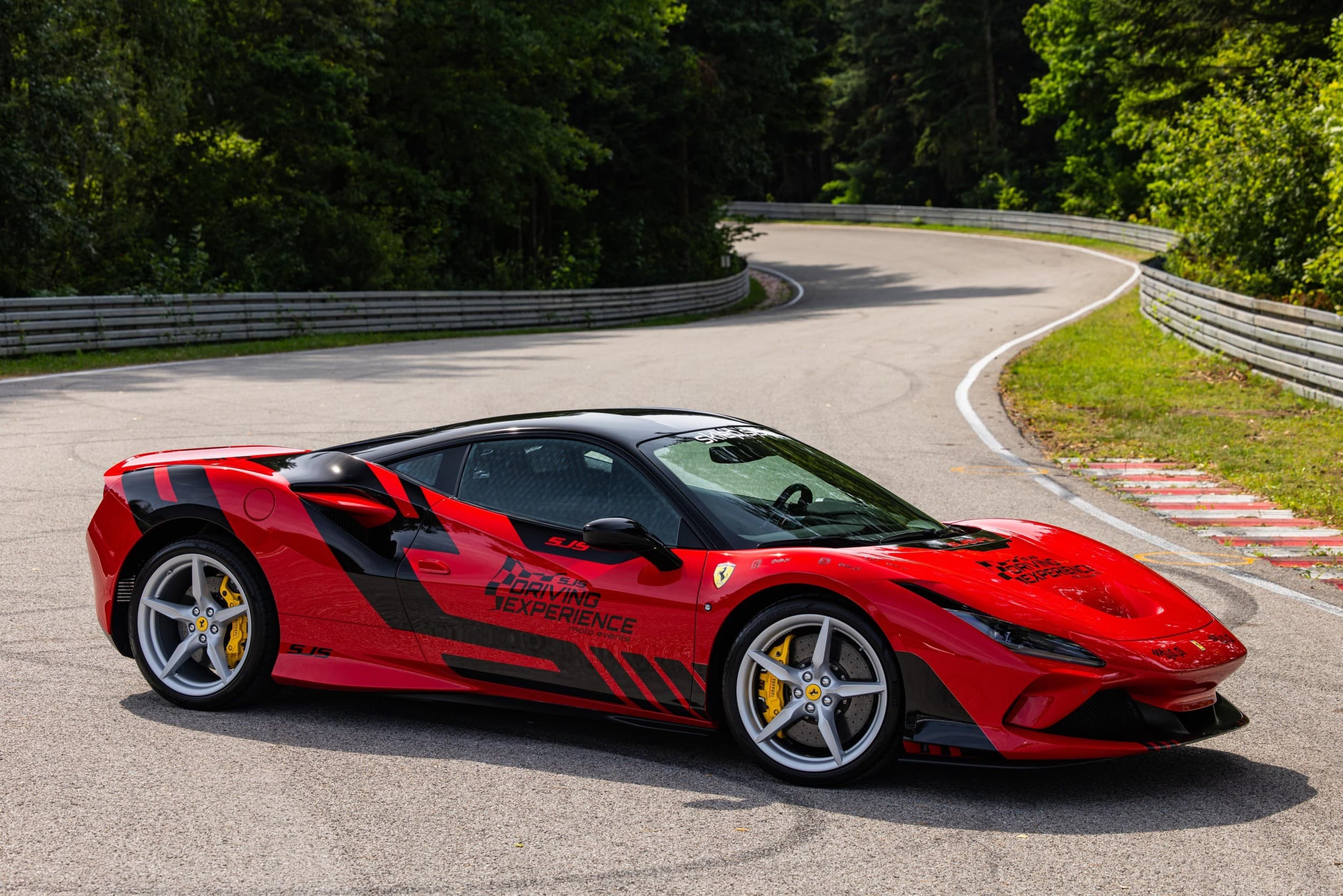 Poprowadź Ferrari F8 | 3 okrążenia | Wiele Lokalizacji | Wyjątkowy Prezent
