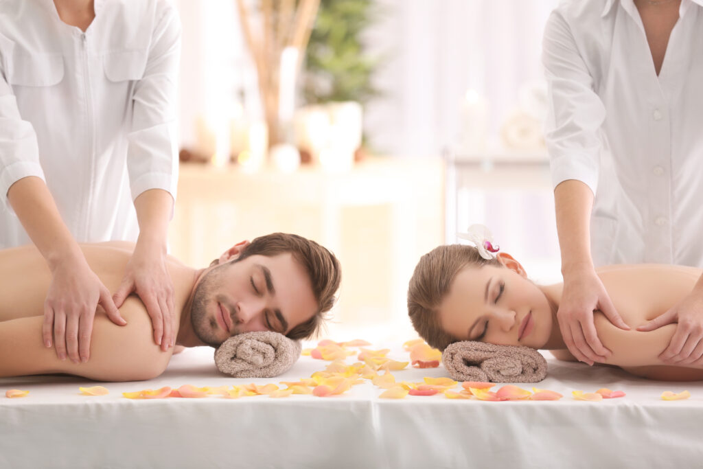 Para w spa podczas relaksującego masażu.