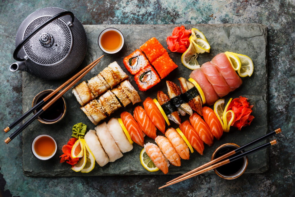 Widok na stół z podanym efektownie sushi.