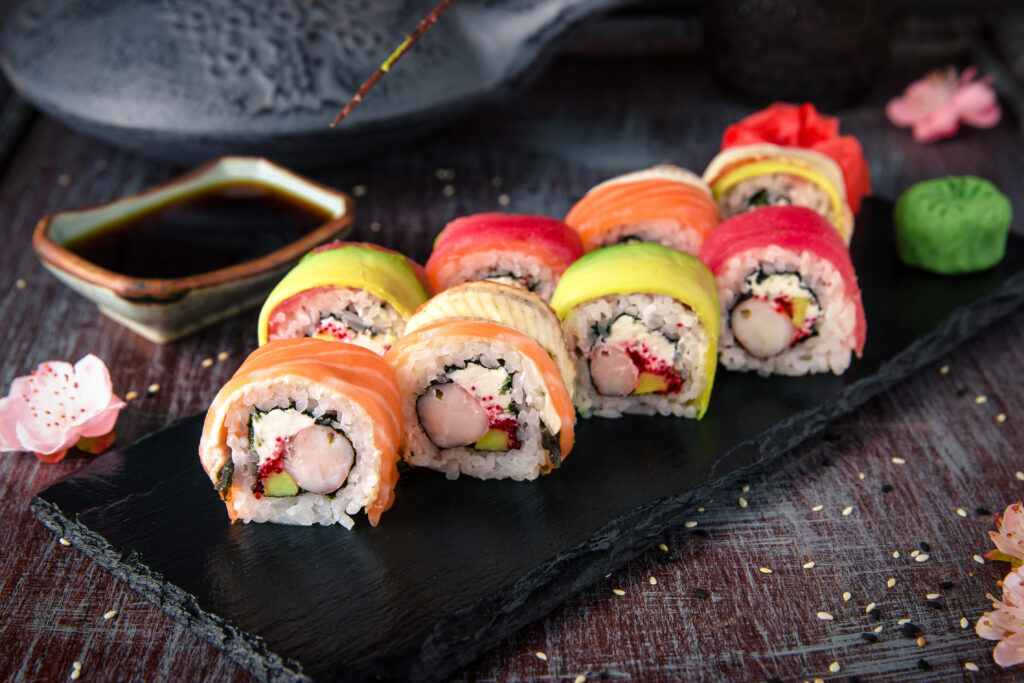 Wyeksponowane sushi na ciemnej desce.