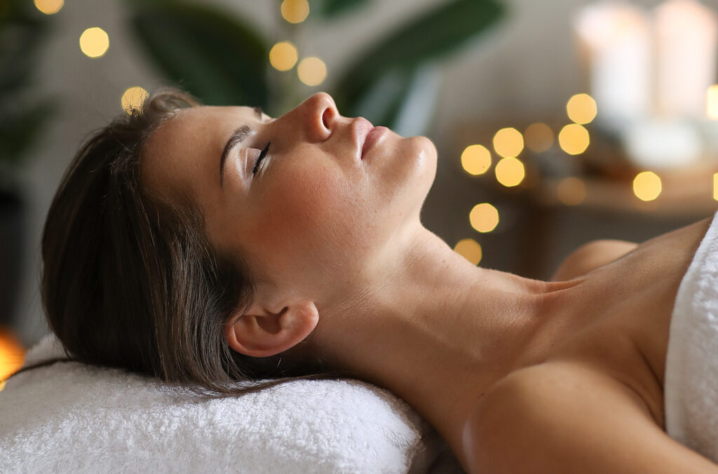 Relaks dla kobiety na masażu.