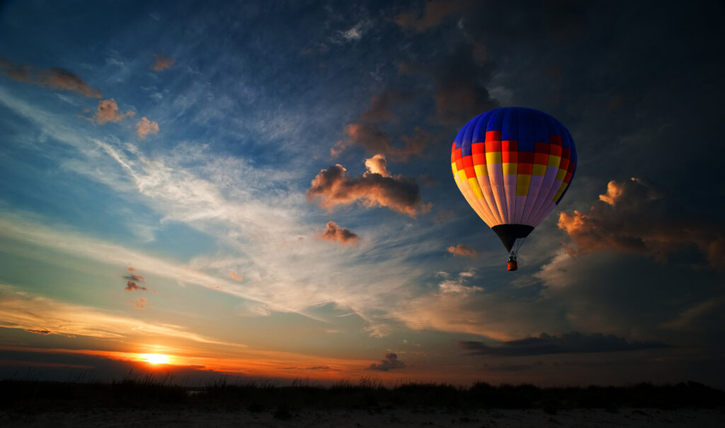 Balon w powietrzu, obłoki, zachodzące słońce. Generalnie piękny obrazek, pasujący do Prezenty Powietrzne.