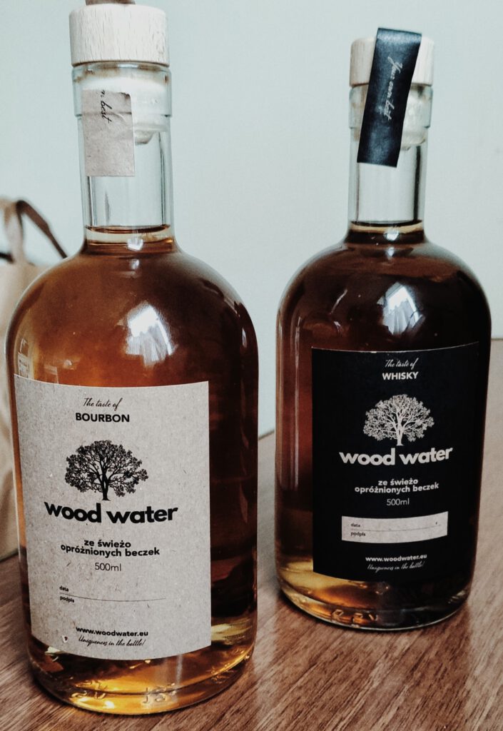 Gotowe butelki z whisky i bourbon. Efekt końcowy tworzenia własnego alkoholu od Wood Water.
