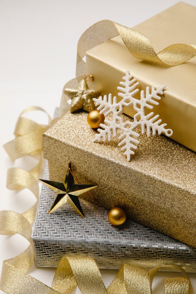 Prezent handmade - eleganckie pudełka prezentowe w srebrnym i złotym kolorze, płatek śniegu, gwiazdka i złota wstążka.