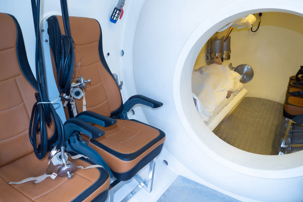 Normobaria a hiperbaria - na zdjęciu komora normobaryczna - fotel, łóżko, narzędzia do podawania tlenu
