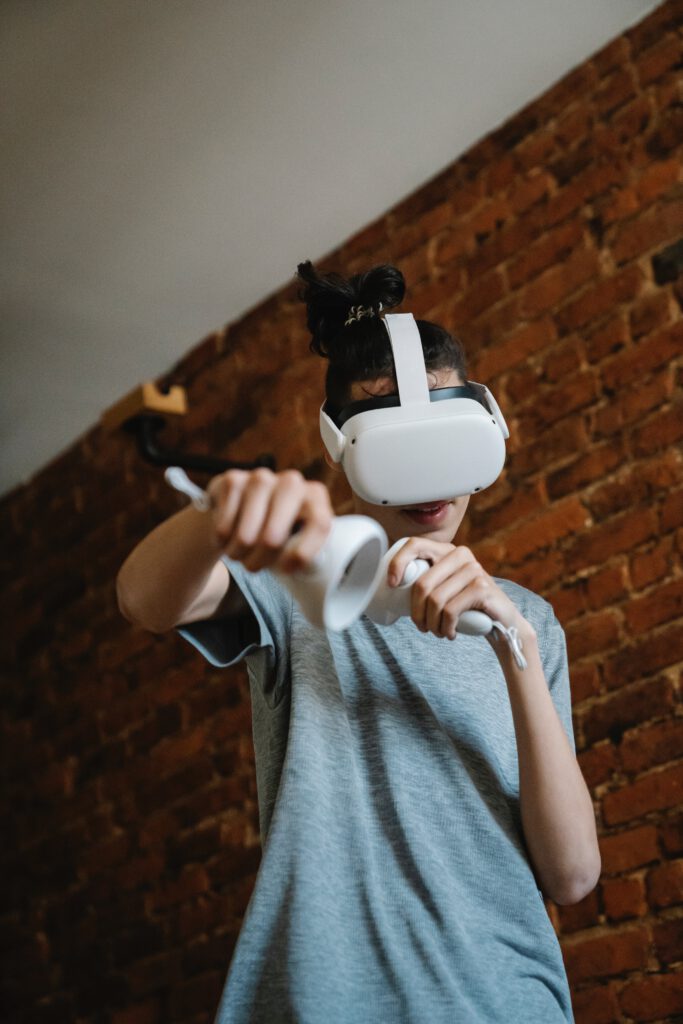 Prezent na Dzień Dziecka dla 15 latka - nastolatek grający w VR. 