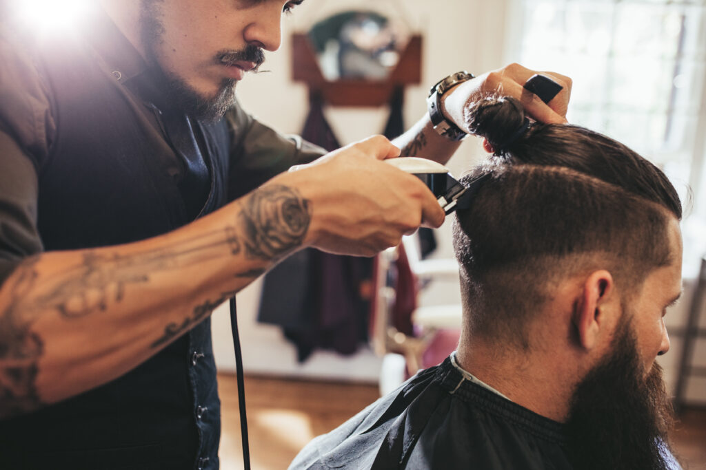 Barber: strzyżenie włosów maszynką w salonie barberskim.