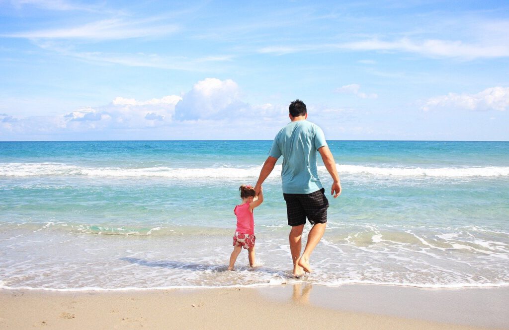 father, daughter, beach-656734.jpg