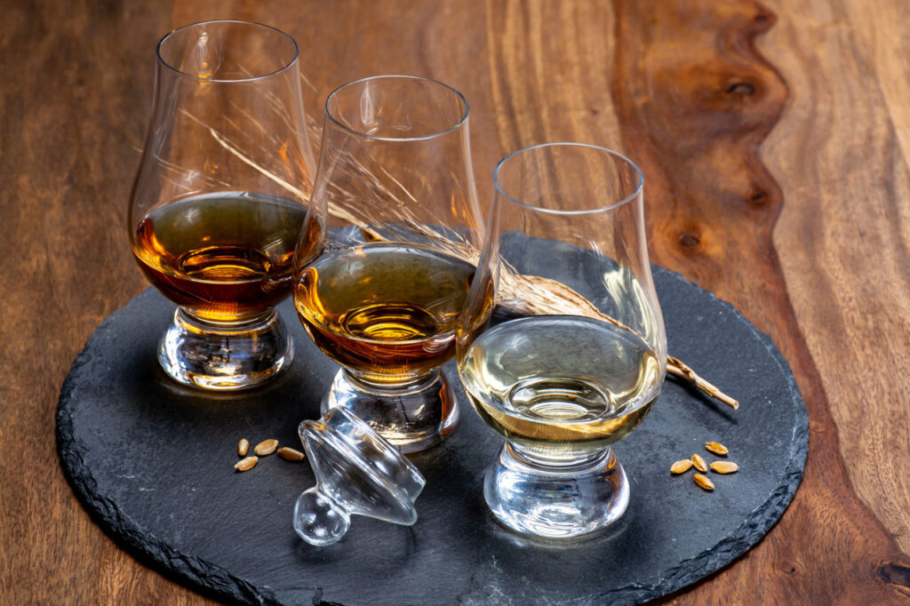Degustacja whisky odbywa się ze specjalnych kieliszków, które posiadają zamknięcie od góry.