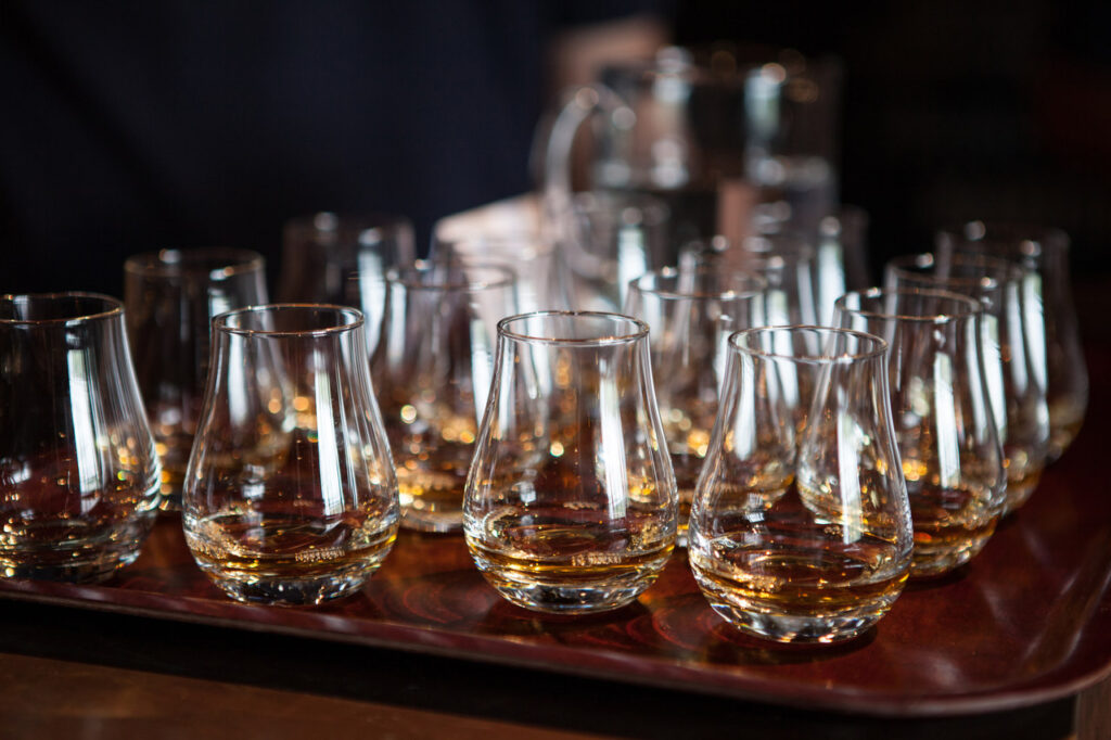 Degustowanie whisky odbywa się ze specjalnych naczyń