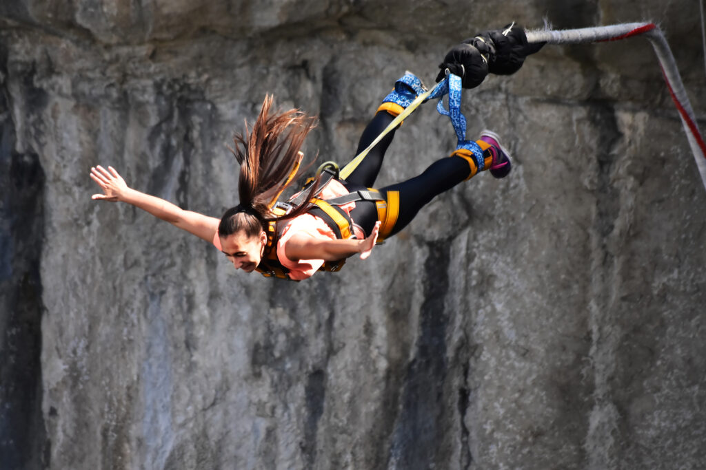 Kobieta wykonuje skok na bungee.