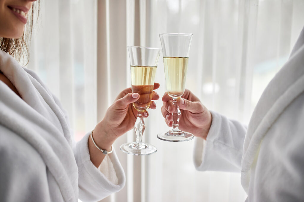 Dwa kieliszki szampana. Kobieta i mężczyzna wznoszą toast. 