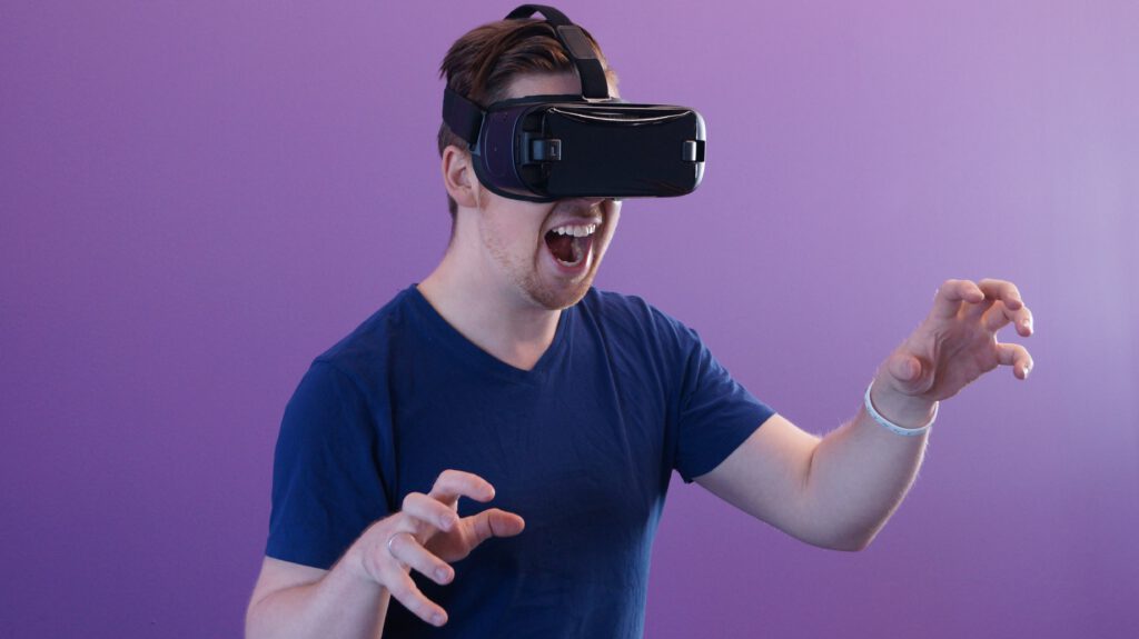 Mężczyzna w okularach VR.