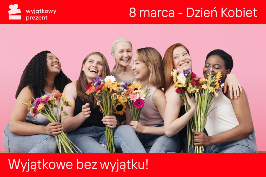 Grupa kobiet przytula się do siebie i śmieje. W dłoniach trzymają bukiety kwiatów. Za nimi różowe tło. U góry i na dole grafiki czerwona belka z napisami.