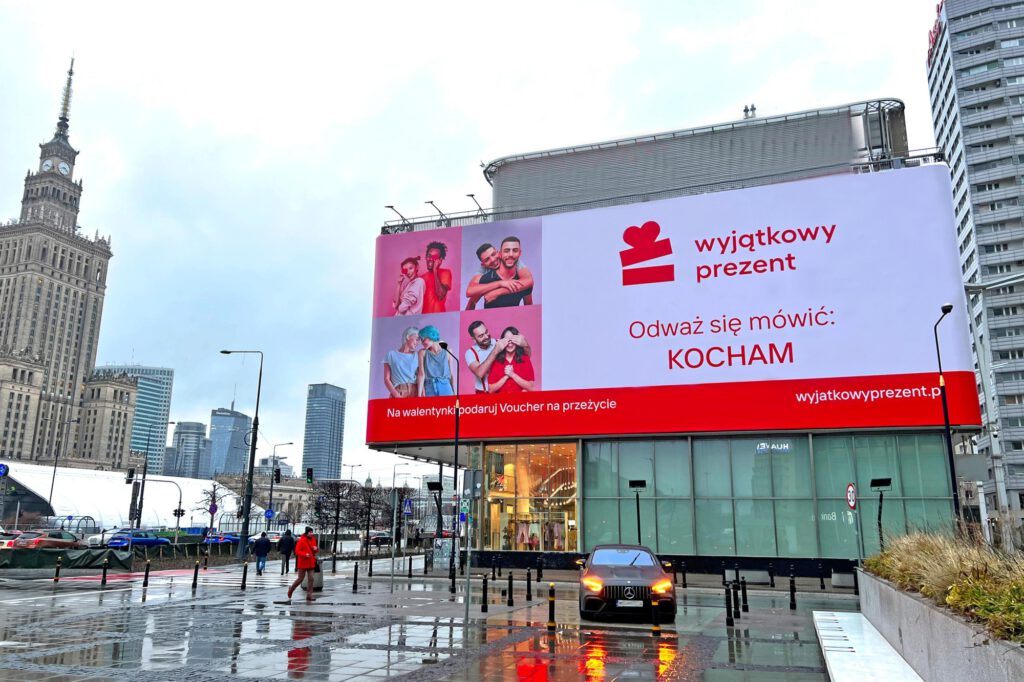 Siatka w centrum Warszawy z kampanią walentynkową Wyjątkowego Prezentu: "Odważ się mówić: kocham"