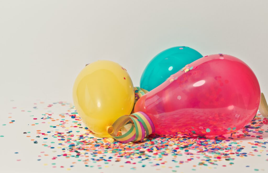 Urodzinowe balony i konfetti. 