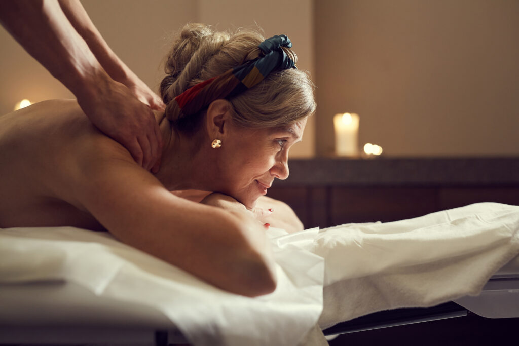 Kobieta w trakcie masażu.