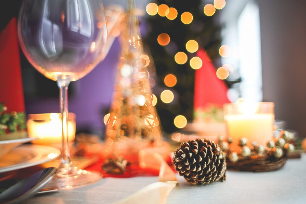 Kieliszek wina i świąteczne ozdoby