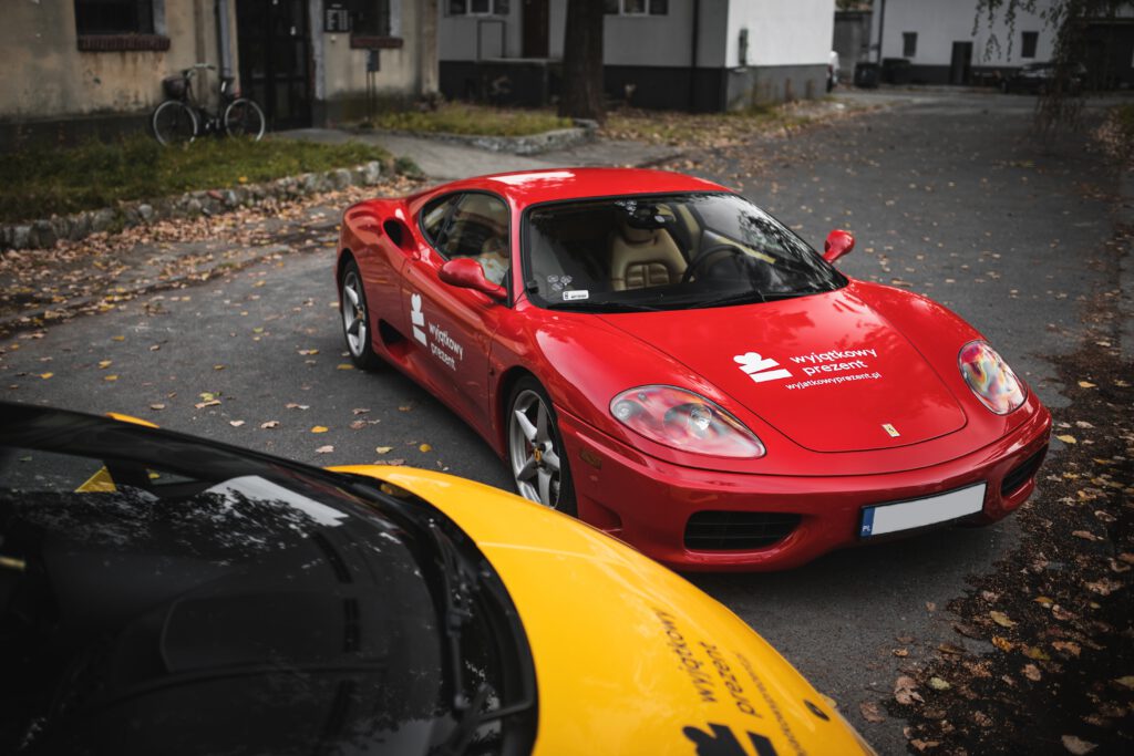 Czerwone Ferrari na parkingu 