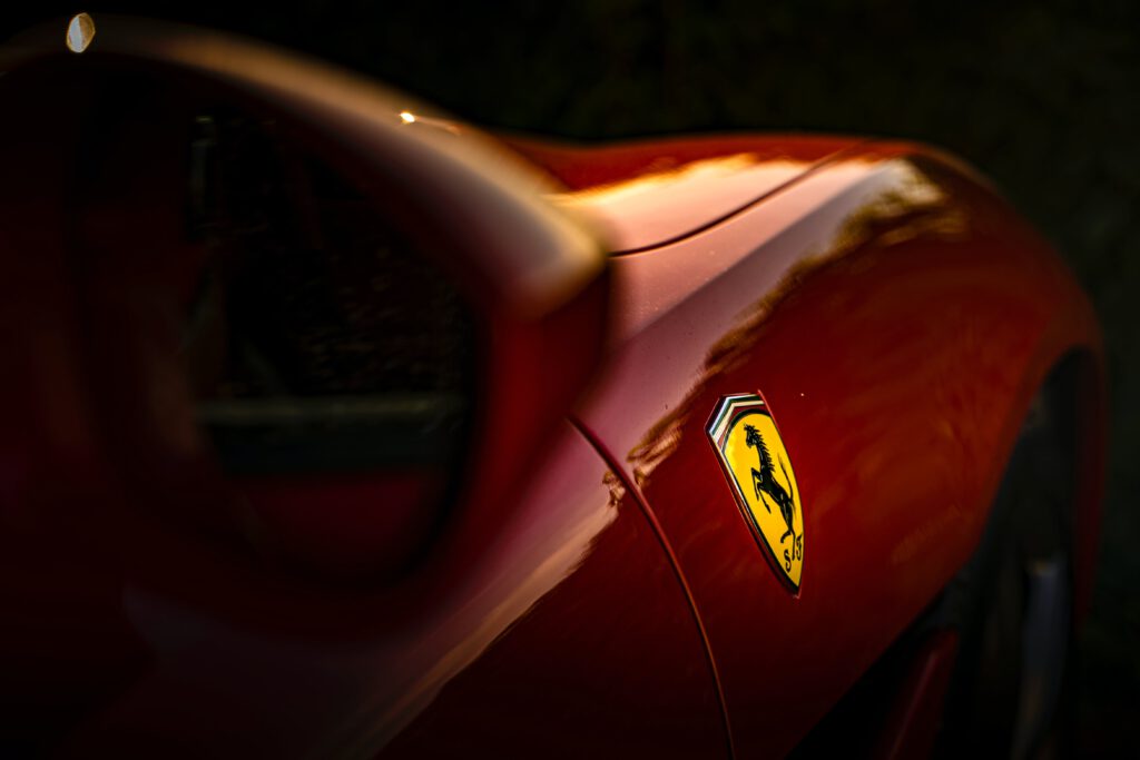 Ferrari - zamglony widok na czerwone Ferrari i jego logo