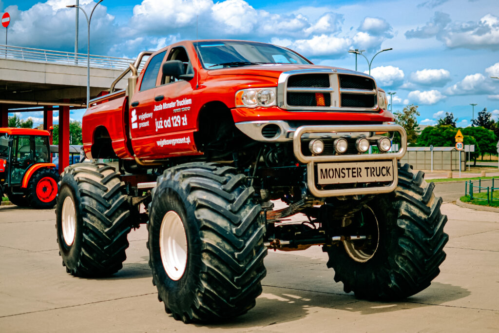 Monster Truck koloru czerwonego, zdjęcie od przodu