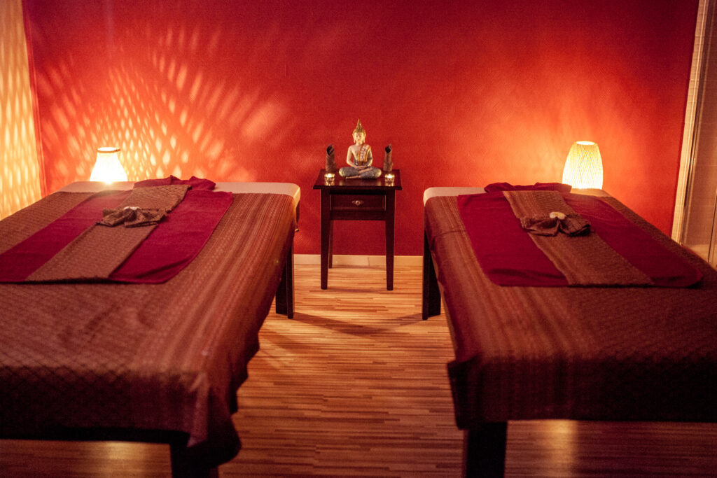 Pokój do masażu w Samui SPA - Popołudnie w SPA odbywa się w takim pokoju, w którym jest łóżko do masażu i klimatyczne oświetlenie