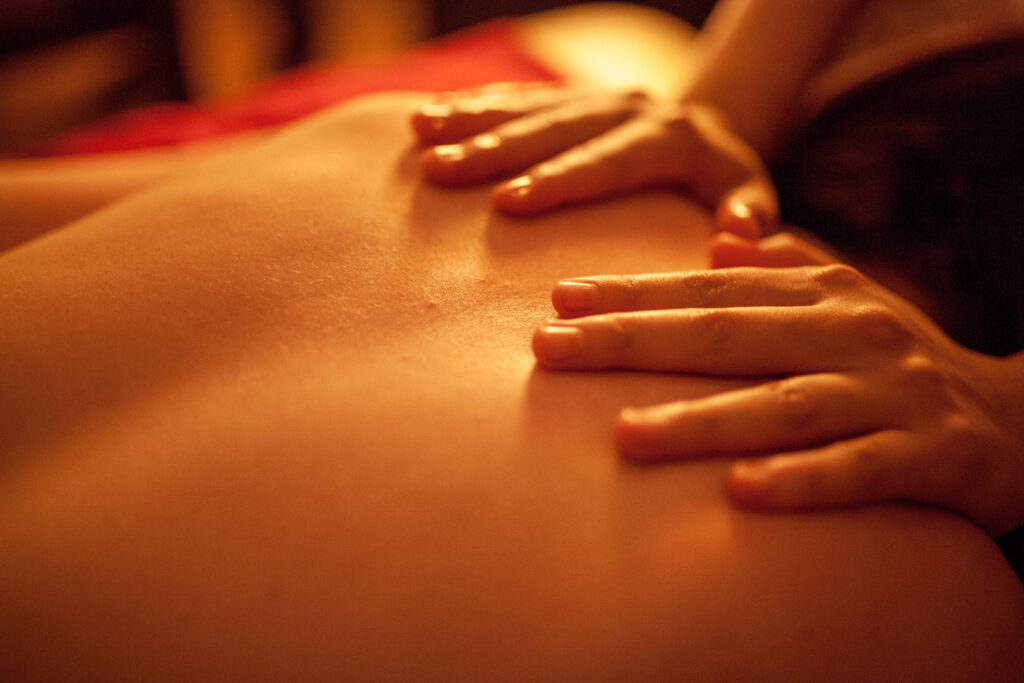 Popołudnie w SPA składa się także z masażu - na zdjęciu ręce masują plecy osoby masowanej