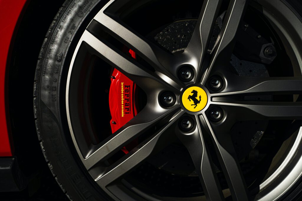 Przejażdżka Ferrari - czarna felga samochodu Ferrari z logiem na środku
