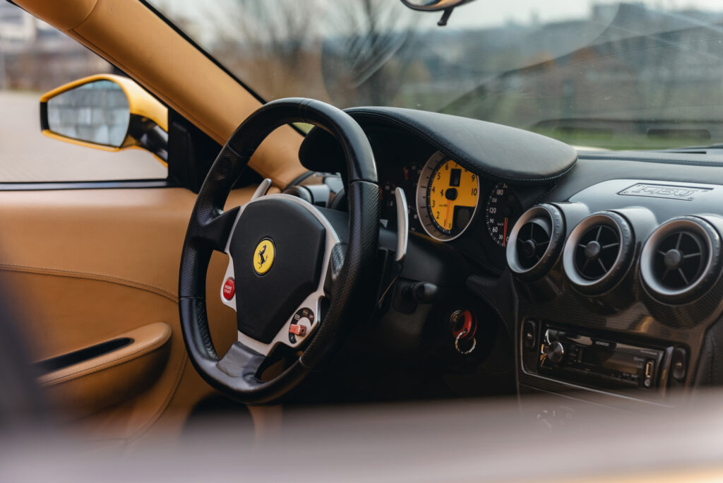 Wnętrze Ferrari - widok na deskę rozdzielczą i kierownicę