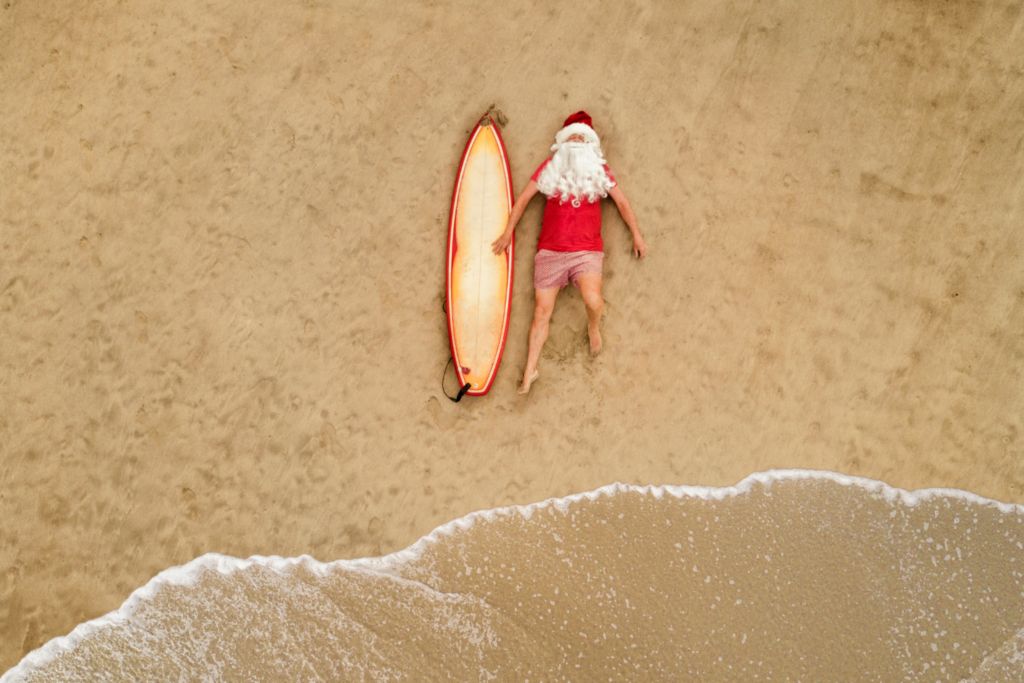 Św. Mikołaj leży na plaży.