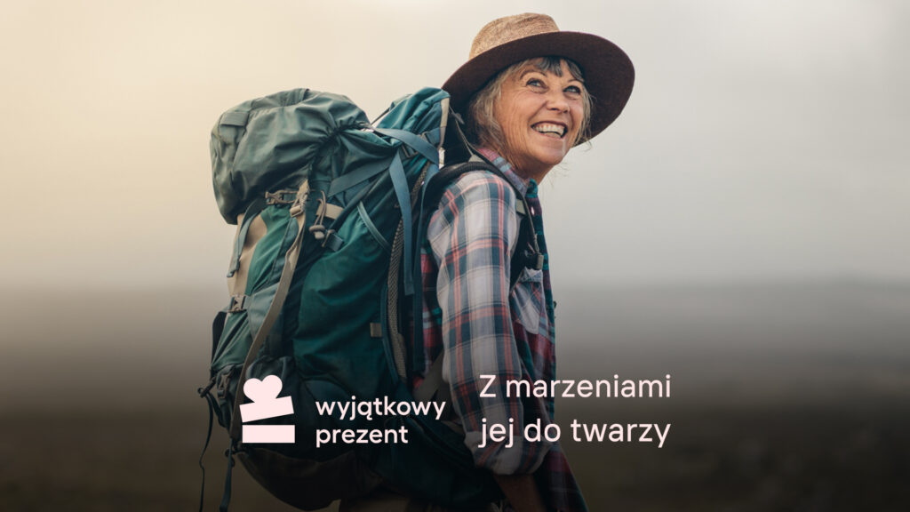 Starsza kobieta z plecakiem turystycznym. 